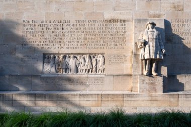 GENEVA, SWitzERLAND - 18 Haziran 2023: İsviçre 'nin Cenevre kentindeki Reform Duvarı Anıtı' nın günbatımı