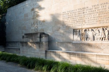 GENEVA, SWitzERLAND - 18 Haziran 2023: İsviçre 'nin Cenevre kentindeki Reform Duvarı Anıtı' nın günbatımı