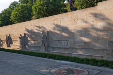 GENEVA, SWitzERLAND - 18 Haziran 2023: İsviçre 'nin Cenevre kentindeki Reform Duvarı Anıtı' nın günbatımı