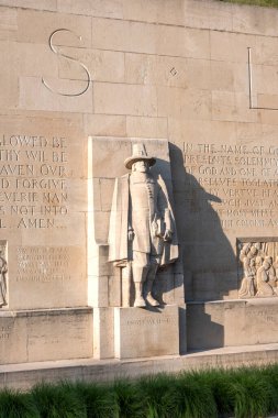 GENEVA, SWitzERLAND - 18 Haziran 2023: İsviçre 'nin Cenevre kentindeki Reform Duvarı Anıtı' nın günbatımı