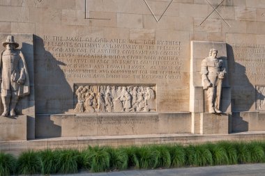 GENEVA, SWitzERLAND - 18 Haziran 2023: İsviçre 'nin Cenevre kentindeki Reform Duvarı Anıtı' nın günbatımı