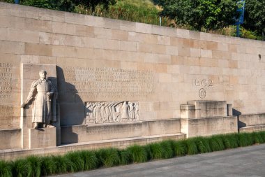 GENEVA, SWitzERLAND - 18 Haziran 2023: İsviçre 'nin Cenevre kentindeki Reform Duvarı Anıtı' nın günbatımı