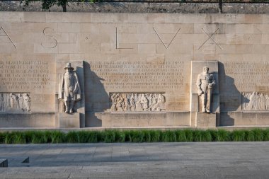 GENEVA, SWitzERLAND - 18 Haziran 2023: İsviçre 'nin Cenevre kentindeki Reform Duvarı Anıtı' nın günbatımı