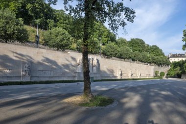 GENEVA, SWitzERLAND - 18 Haziran 2023: İsviçre 'nin Cenevre kentindeki Reform Duvarı Anıtı' nın günbatımı