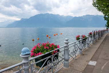 VEVEY, SWitzERLAND - 19 Haziran 2023 Vevey kasabasından Cenevre Gölü, Vaud Kantonu, İsviçre