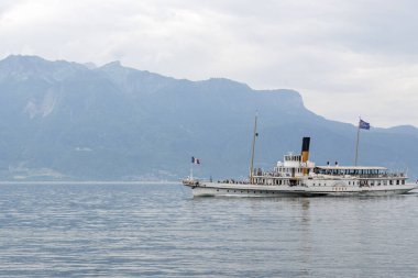 VEVEY, SWitzERLAND - 19 Haziran 2023 Vevey kasabasından Cenevre Gölü, Vaud Kantonu, İsviçre