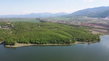 Bulgaristan 'ın Filibe Bölgesi' nin Asenovgrad kenti yakınlarındaki Kırk Springs Reservoir Havacılık Manzarası