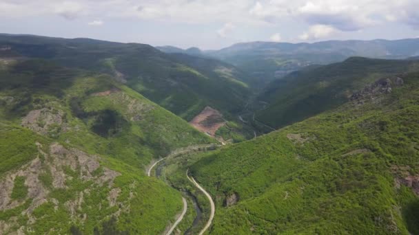 ブルガリア バルカン山脈ボフ村近くのIskar渓谷の素晴らしい空中ビュー — ストック動画