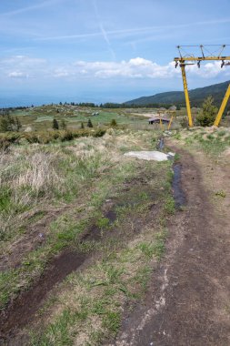 Bulgaristan 'ın Sofya Şehir Bölgesi Vitosha Dağı' ndaki Konyarnika bölgesinin bahar manzarası