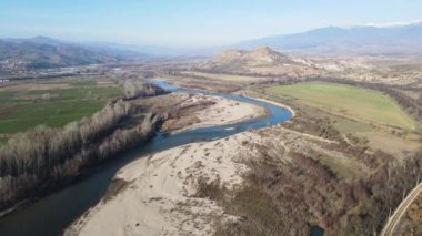 Bulgaristan 'ın Petrich Vadisi' nden geçen Struma nehrinin şaşırtıcı hava manzarası