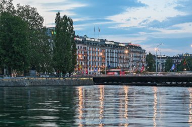 GENEVA, SWitzERLAND - 18 Haziran 2023: Rhone Nehri ve İsviçre 'nin şaşırtıcı Sunset Manzarası