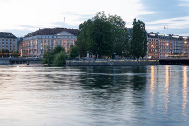 GENEVA, SWitzERLAND - 18 Haziran 2023: Rhone Nehri ve İsviçre 'nin şaşırtıcı Sunset Manzarası