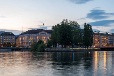 GENEVA, SWitzERLAND - 18 Haziran 2023: Rhone Nehri ve İsviçre 'nin şaşırtıcı Sunset Manzarası