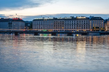 GENEVA, SWitzERLAND - 18 Haziran 2023: Rhone Nehri ve İsviçre 'nin şaşırtıcı Sunset Manzarası