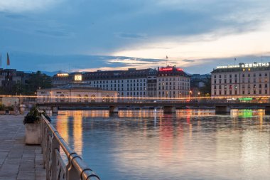 GENEVA, SWitzERLAND - 18 Haziran 2023: Rhone Nehri ve İsviçre 'nin şaşırtıcı Sunset Manzarası