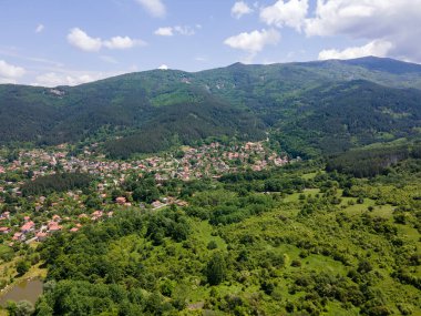 Bulgaristan 'ın Pernik bölgesindeki Rudartsi Köyü yakınlarındaki Vitosha Dağı' nın şaşırtıcı hava manzarası