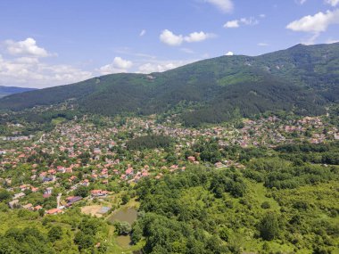 Bulgaristan 'ın Pernik bölgesindeki Rudartsi Köyü yakınlarındaki Vitosha Dağı' nın şaşırtıcı hava manzarası