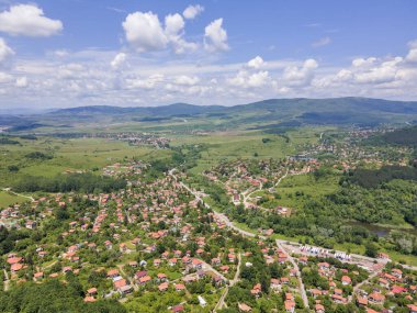 Bulgaristan 'ın Pernik bölgesindeki Rudartsi Köyü yakınlarındaki Vitosha Dağı' nın şaşırtıcı hava manzarası