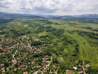 Bulgaristan 'ın Pernik bölgesindeki Rudartsi Köyü yakınlarındaki Vitosha Dağı' nın şaşırtıcı hava manzarası