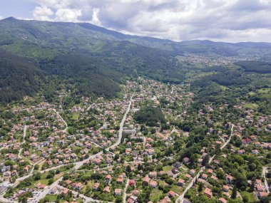 Bulgaristan 'ın Pernik bölgesindeki Rudartsi Köyü yakınlarındaki Vitosha Dağı' nın şaşırtıcı hava manzarası