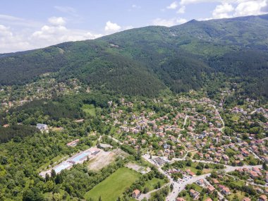 Bulgaristan 'ın Pernik bölgesindeki Rudartsi Köyü yakınlarındaki Vitosha Dağı' nın şaşırtıcı hava manzarası