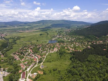 Bulgaristan 'ın Pernik bölgesindeki Rudartsi Köyü yakınlarındaki Vitosha Dağı' nın şaşırtıcı hava manzarası