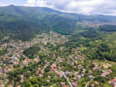 Bulgaristan 'ın Pernik bölgesindeki Rudartsi Köyü yakınlarındaki Vitosha Dağı' nın şaşırtıcı hava manzarası