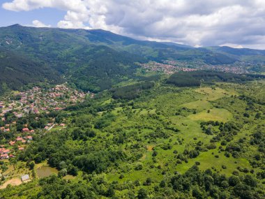 Bulgaristan 'ın Pernik bölgesindeki Rudartsi Köyü yakınlarındaki Vitosha Dağı' nın şaşırtıcı hava manzarası