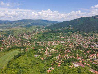 Bulgaristan 'ın Pernik bölgesindeki Rudartsi Köyü yakınlarındaki Vitosha Dağı' nın şaşırtıcı hava manzarası