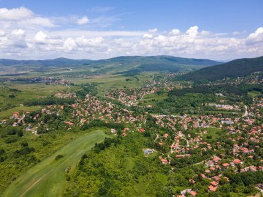 Bulgaristan 'ın Pernik bölgesindeki Rudartsi Köyü yakınlarındaki Vitosha Dağı' nın şaşırtıcı hava manzarası