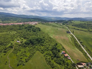 Bulgaristan 'ın Pernik bölgesindeki Rudartsi Köyü yakınlarındaki Vitosha Dağı' nın şaşırtıcı hava manzarası