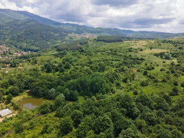 Bulgaristan 'ın Pernik bölgesindeki Rudartsi Köyü yakınlarındaki Vitosha Dağı' nın şaşırtıcı hava manzarası