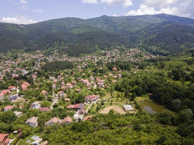 Bulgaristan 'ın Pernik bölgesindeki Rudartsi Köyü yakınlarındaki Vitosha Dağı' nın şaşırtıcı hava manzarası