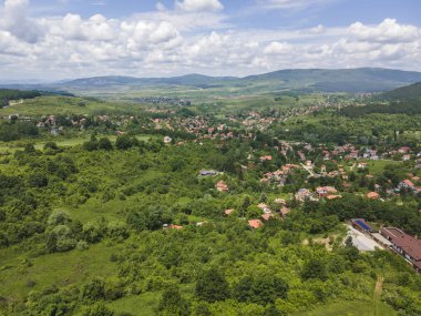 Bulgaristan 'ın Pernik bölgesindeki Rudartsi Köyü yakınlarındaki Vitosha Dağı' nın şaşırtıcı hava manzarası