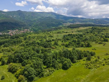 Bulgaristan 'ın Pernik bölgesindeki Rudartsi Köyü yakınlarındaki Vitosha Dağı' nın şaşırtıcı hava manzarası