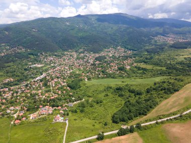 Bulgaristan 'ın Pernik bölgesindeki Rudartsi Köyü yakınlarındaki Vitosha Dağı' nın şaşırtıcı hava manzarası