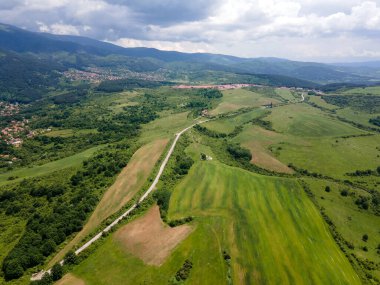 Bulgaristan 'ın Pernik bölgesindeki Rudartsi Köyü yakınlarındaki Vitosha Dağı' nın şaşırtıcı hava manzarası