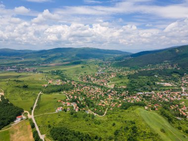 Bulgaristan 'ın Pernik bölgesindeki Rudartsi Köyü yakınlarındaki Vitosha Dağı' nın şaşırtıcı hava manzarası