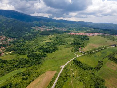 Bulgaristan 'ın Pernik bölgesindeki Rudartsi Köyü yakınlarındaki Vitosha Dağı' nın şaşırtıcı hava manzarası