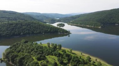 Topolnitsa Reservoir, Sredna Gora Dağı, Bulgaristan 'ın yay manzarası