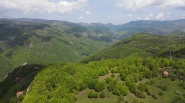 Bulgaristan 'ın Balkan Dağları' nın Bov köyü yakınlarındaki İskar boğazının şaşırtıcı hava manzarası