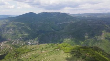 Bulgaristan 'ın Balkan Dağları' nın Bov köyü yakınlarındaki İskar boğazının şaşırtıcı hava manzarası