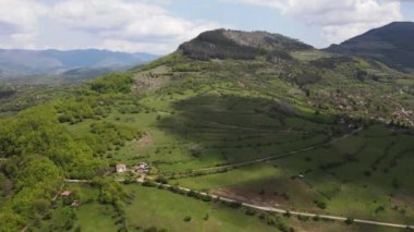 Bulgaristan 'ın Balkan Dağları' nın Bov köyü yakınlarındaki İskar boğazının şaşırtıcı hava manzarası