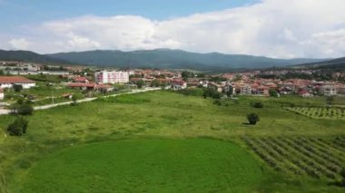 Bulgaristan 'ın Pazardzhik bölgesinin tarihi Strelcha kentinin Aerial Spring manzarası