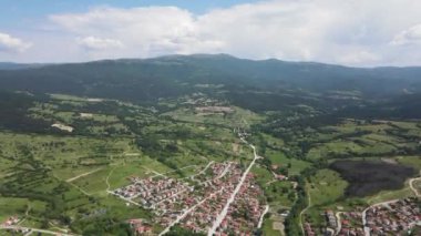 Bulgaristan 'ın Pazardzhik bölgesinin tarihi Strelcha kentinin Aerial Spring manzarası