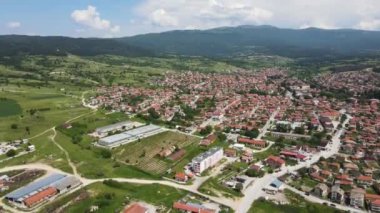 Bulgaristan 'ın Pazardzhik bölgesinin tarihi Strelcha kentinin Aerial Spring manzarası