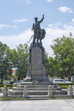 KARLOVO, BULGARIA - 7 Temmuz 2023: Bulgaristan 'ın Filibe Bölgesi' nin Karlovo kentinde Bulgar devrimci ve ulusal kahramanı Vasil Levski Anıtı