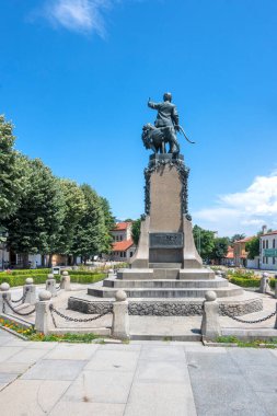 KARLOVO, BULGARIA - 7 Temmuz 2023: Bulgaristan 'ın Filibe Bölgesi' nin Karlovo kentinde Bulgar devrimci ve ulusal kahramanı Vasil Levski Anıtı