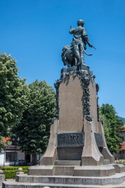 KARLOVO, BULGARIA - 7 Temmuz 2023: Bulgaristan 'ın Filibe Bölgesi' nin Karlovo kentinde Bulgar devrimci ve ulusal kahramanı Vasil Levski Anıtı