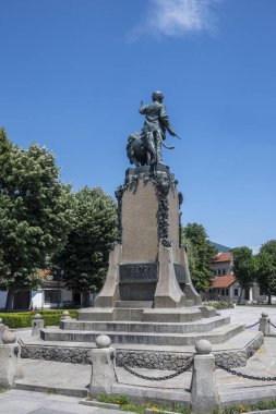 KARLOVO, BULGARIA - 7 Temmuz 2023: Bulgaristan 'ın Filibe Bölgesi' nin Karlovo kentinde Bulgar devrimci ve ulusal kahramanı Vasil Levski Anıtı